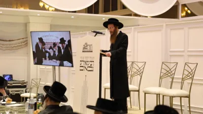 בילדער און ווידיאוס: מסיבה פאר גבאי כולל שומרי החומות ראש חודש ניסן