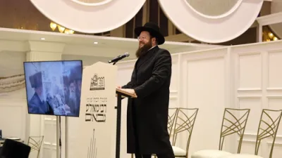 בילדער און ווידיאוס: מסיבה פאר גבאי כולל שומרי החומות ראש חודש ניסן