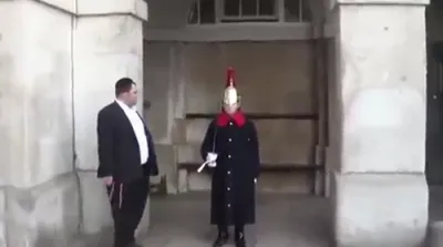 אלטע פאני ווידיאו ווי א בחור מאכט אז א בריטישע סאלדאט זאל לאכן...