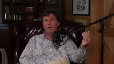 טאקער קארלסאן לייגט אן די שולד פון מוסלעמענער עקסטרעמיזם אויף די קאלאניאלע כוחות