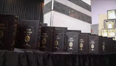 פילע ווידיאו פונעם הערליכע מעמד כבוד התורה - חלוקת פרסים און סיום מסכתות פסחים און קידושין בהיכל ישיבת לצעירים מבצר התורה קרעטשניף בראשות כ''ק אדמו''ר מקרעטשניף שליט''א