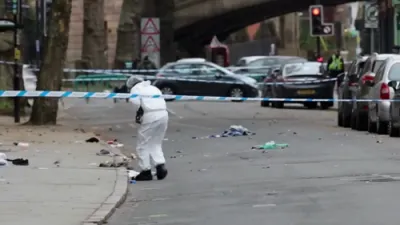 בריטישע פאליציי אויספארשט נאכדעם וואס אן אויטא האט פארוואונדעט זיבן אין דערבי גאס.