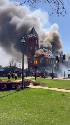 היסטארישע דזשארדזשע לאנדמארק, די פלויד קאונטי קאורט הויז, אינגאנצן חרוב געווארן דורך א פייער.