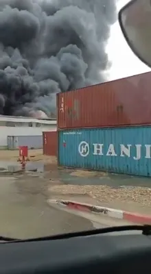 ראקעט אטאקע פארוואונדעט ארבעטער אויף א איזראעלי אינדוסטריעלן פלאץ.