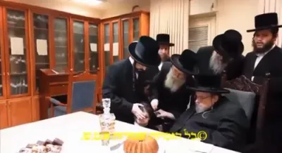 כ"ק אדמו"ר מבעלזא שליט"א ביים אפשערן פון א אור אייניקל 