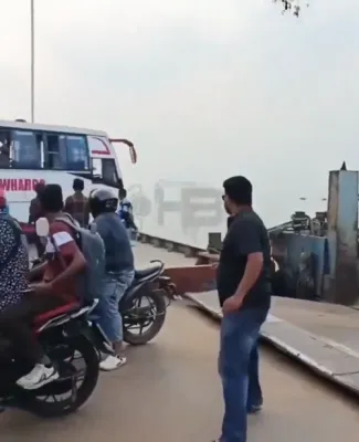 24 מענטשן זענען אומגעקומען נאך וואס א באס אין בענגלאדעש איז אריינגעפארן אין וואסער, צענדליגע האבן זיך געראטעוועט 