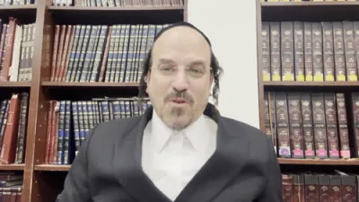 א הערליכע מעשה א מסירות נפש'דיגער פסח אין בערגן בעלזן: מיט הרה"ק מבלאזוב זי"ע &ndash; דורך הרב אליהו שווארץ ביים שיעור עמוד היומי 'דרשו' מסכת שקלים דף ד' ע"א