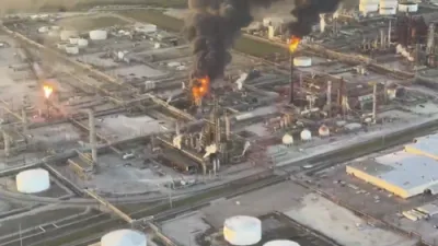 ווידיאו פוטידזש פון די לופט צייגט פלאמען ביי די וואלערא פאסיליטי אין פארט ארטור.