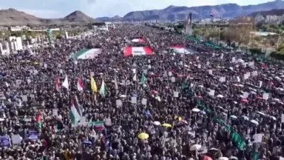 טויזנטער הוטי'ס מארשירן אין צענא צו ווייזן שטיצע פאר איראן.