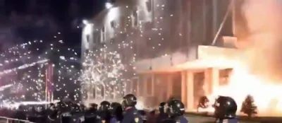 פראטעסטירער אין אלבאניע באפאלן רעגירונגס געביידעס