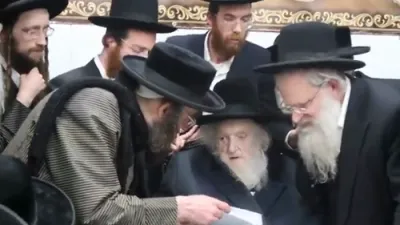 כ"ק ראב"ד ירושלים שליט"א ביי חלוקת מעות פאר רבני ירושלים פאר יום טוב פסח