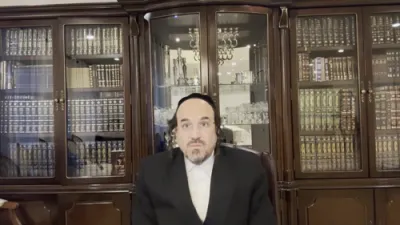 א הערליכע מעשה "דער רשע פון די הגדה" &ndash; דורך הרב אליהו שווארץ ביים שיעור עמוד היומי 'דרשו' מסכת שקלים דף ז'