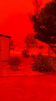 מערב אויסטראליע'ס הימל ווערט קאלירט רויט.