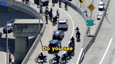 פינף און אכציג ביציקל ריידערס אפגעשטעלט דורכאויס אן אפעראציע אויף א בריק אין סאן פראנציסקא.