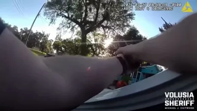 א פלארידא מאן איז געווארן געטראפן פון א זעקל מיט שמוץ בשעת א פאליצייאישע רעיד אויף א דראג דיעל.