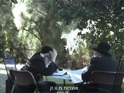 הערליכע היסטארישע ווידיאוס פון הגה"ק בעל ברך משה מסאטמאר זצ"ל שטייענדיג פאר די 20'סטע יארצייט. קרעדיט מ. וו. ק.