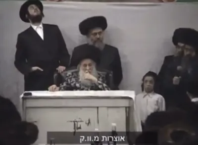 הערליכע היסטארישע ווידיאוס פון הגה"ק בעל ברך משה מסאטמאר זצ"ל שטייענדיג פאר די 20'סטע יארצייט. קרעדיט מ. וו. ק.