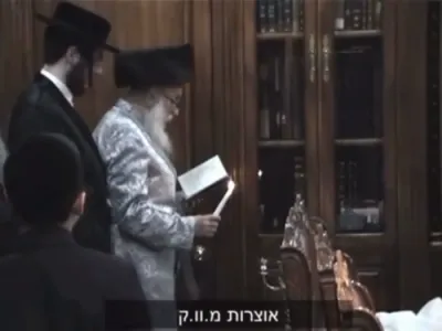 הערליכע היסטארישע ווידיאוס פון הגה"ק בעל ברך משה מסאטמאר זצ"ל שטייענדיג פאר די 20'סטע יארצייט. קרעדיט מ. וו. ק.