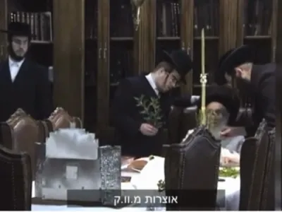 הערליכע היסטארישע ווידיאוס פון הגה"ק בעל ברך משה מסאטמאר זצ"ל שטייענדיג פאר די 20'סטע יארצייט. קרעדיט מ. וו. ק.