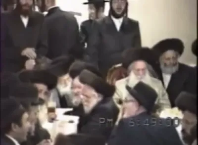 הערליכע היסטארישע ווידיאוס פון הגה"ק בעל ברך משה מסאטמאר זצ"ל שטייענדיג פאר די 20'סטע יארצייט. קרעדיט מ. וו. ק.