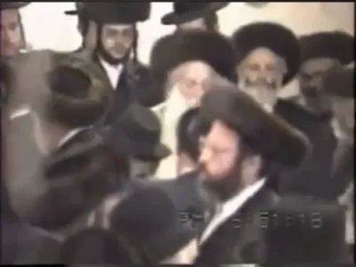 הערליכע היסטארישע ווידיאוס פון הגה"ק בעל ברך משה מסאטמאר זצ"ל שטייענדיג פאר די 20'סטע יארצייט. קרעדיט מ. וו. ק.