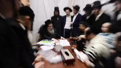 בילדער און ווידיאו: שריפת ומכירת חמץ בחצר הקודש סאטמאר בני ברק