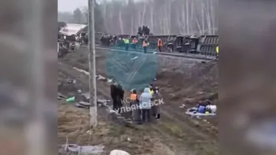 24 פארוואונדעטע נאך וואס א באן אין רוסלאנד איז אראפגעפארן פון די שינעס