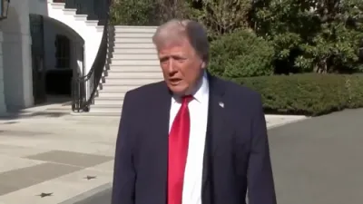 רעדנדיג צו ריפארטערס זאגט טראמפ אז אמעריקע געווינט די מלחמה