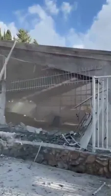 א חיזבאללה ראקעט האט באטראפן א ספארט פאסיליטעט אין נהריה.