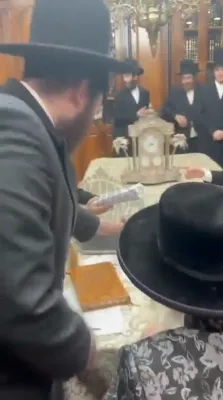 בילדער און ווידיאוס: כ"ק אדמו"ר מסאטמאר שליט"א פארטיילט טשעקס פון איבער א מיליאן דאלער לכבוד פסח