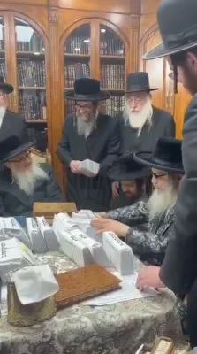 בילדער און ווידיאוס: כ"ק אדמו"ר מסאטמאר שליט"א פארטיילט טשעקס פון איבער א מיליאן דאלער לכבוד פסח