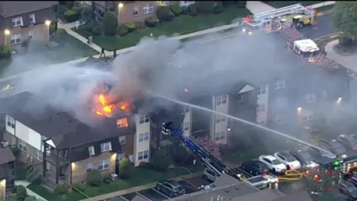 פייערלעשער אין ניו דזשערסי ארבעטן שווער צו פארלעשן א פייער ביי א דירה