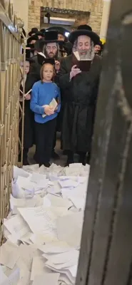 הגה"צ ראש ישיבת סאטמאר בני ברק שליט"א ביים פוקד זיין ציון קדשו פון זקינו הרה"ק בעל דברי חיים מצאנז זי"ע ביומא דהילולא קדישא כ"ה ניסן תשפ"ו