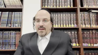 א הערליכע מעשה "פון מרן הרב מפונוביז זצ"ל - הבוטח בה' חסד יסובבנו" &ndash; דורך הרב אליהו שווארץ ביים שיעור עמוד היומי 'דרשו' מסכת שקלים דף י' ע"ב