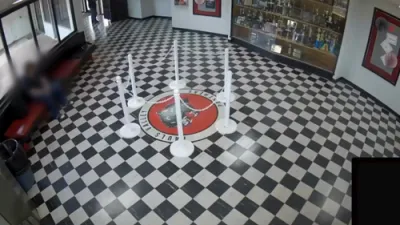 א פרינציפל אין אקלעהאמע האט העלדיש אפעשטעלט א מאן מיט א גאןג