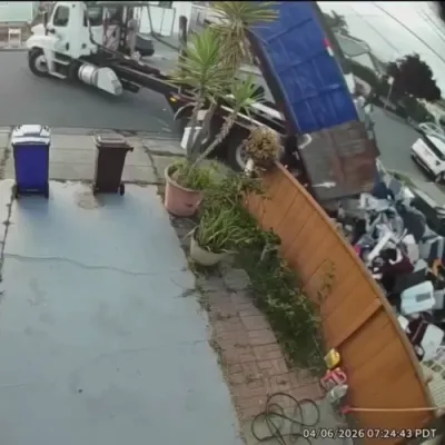 א גארבידזש קאמפעני האט אויסגעגאסן מאסן גארבידזש ביי א קאסטומער וואס האט נישט באצאלט - אין סאן פאבלא, קאליפארניע 