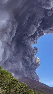 דראמאטיש אויפרייס און רויעך נאך א וואולקאן אויפרייס אין יאפאן 