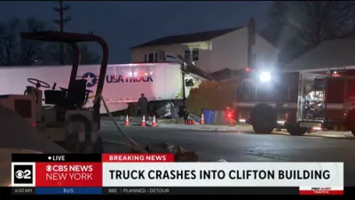 א טרעקטער טרעילער האט דרייע פארטאגס אריינגעקראכט אין א קאמערציאלע געביידע אין ניו דזשערסי. דער דרייווער איז אין שפיטאל, און איינער איז ארומגענומען געווארן פון די געביידע פארזיכערט