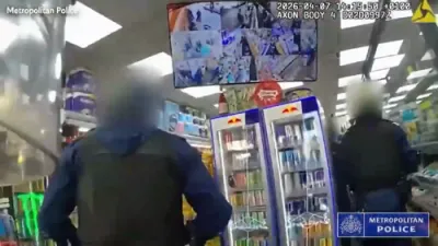 איבער 1,000 פארדעכטיגטע גע'גנב'עטע טעלעפאנען זענען געפונען געווארן ווען פאליציי האט דורכגעפירט א רעיד אין נאורט לאנדאן קאנוועניענס סטאר.