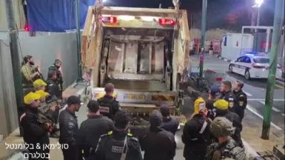 מדינת ישראל האט ארעסטירט 50 פאלעסטינע ארבעטער וואס האבן זיך אריינגעכאפט דורך א גארבידזש טראק... 