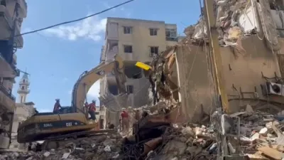 חיזבאללה האט צו געלאזט ריפארטערס ביי א סצענע ווי צה"ל האט באמבאדירט א געביידע אין ביירוט 