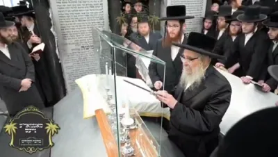 ווידיאו: כ"ק אדמו"ר מסאטמאר שליט"א ביים עליה לציון אביו ביום היארצייט