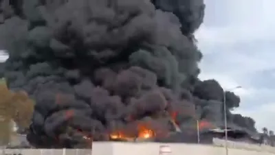 א מעכטיגע פייער ביי אן איראנער שיף פאבריק האט ארויסגעלאזט א געדיכטע רויך וואס הילט איין דעם הימל איבער די שטאט גאנבאדע קאוואוס.