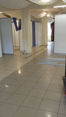 א היימיש געמאכטע שטענדער פאר כ"ק אדמו"ר מוויזניץ וויליאמסבורג שליט"א וואס פארט שבת קיין ליזענסק  מיט א ציבור קרוב צו 600 אידן - די גרעסטע עולם אין היסטאריע אויף שבת אין ליזענסק- ריזיגע טענטס ווערן געבויט צו קענען אקאמעדירן די ציבור