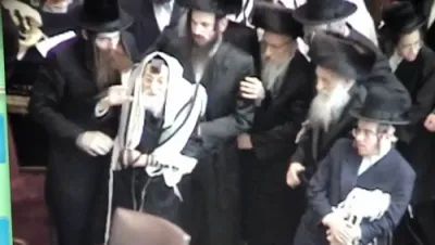 היסטארישע קליפ: האדמורי"ם בעל ברך משה מסאטמאר און באבוב זצ"ל ביי א ברית פון זייער אייניקל.