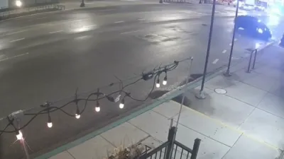 פיר מענטשן זענען ארעסטירט געווארן נאך א דראמאטישע פאליס טשעיס וואס האט זיך געענדיגט פארטאגס ביי א קאווע שטיבל אין שיקאגא