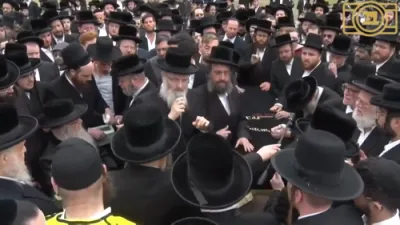 דריי יאר אריבער: די הארצסרייסענדע הספדים פון הר"ר יונתן שווארץ הי"ו הר"ר פנחס מרדכי וועבער הי"ו און הר"ר ליפא שמעלצער הי"ו ביי די לוי פון הר"ר מיכאל שניצלער ז"ל