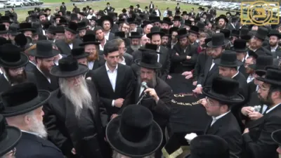 דריי יאר אריבער: די הארצסרייסענדע הספדים פון הר"ר יונתן שווארץ הי"ו הר"ר פנחס מרדכי וועבער הי"ו און הר"ר ליפא שמעלצער הי"ו ביי די לוי פון הר"ר מיכאל שניצלער ז"ל