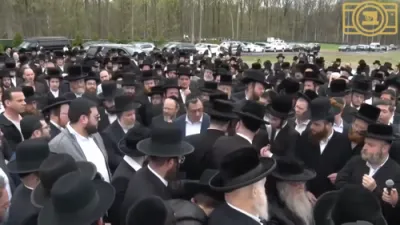 דריי יאר אריבער: די הארצסרייסענדע הספדים פון הר"ר יונתן שווארץ הי"ו הר"ר פנחס מרדכי וועבער הי"ו און הר"ר ליפא שמעלצער הי"ו ביי די לוי פון הר"ר מיכאל שניצלער ז"ל