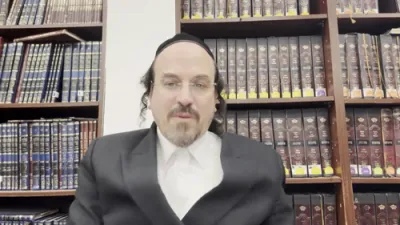 א הערליכע מעשה "פון הרה"ק מריבניץ זי"ע - די טבילה פון רבי'ן וואס האט געראטוועט די גאנצע קהילה" &ndash; דורך הרב אליהו שווארץ ביים שיעור עמוד היומי 'דרשו' מסכת שקלים דף יב